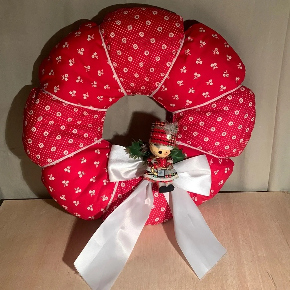 1970s (?) red Fabric wreath cushion vintage Christmas wall or door decoration