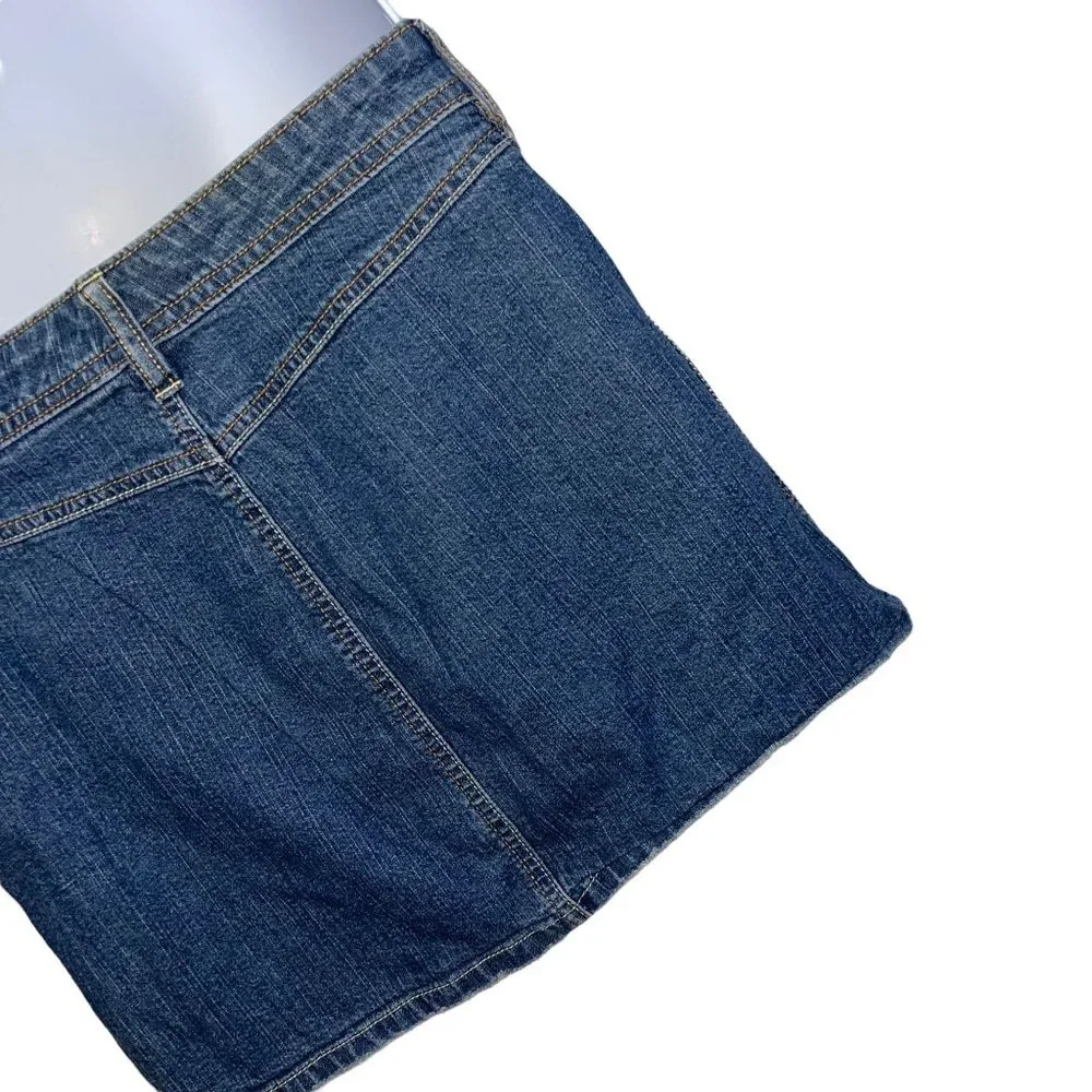 Old Navy features 	•