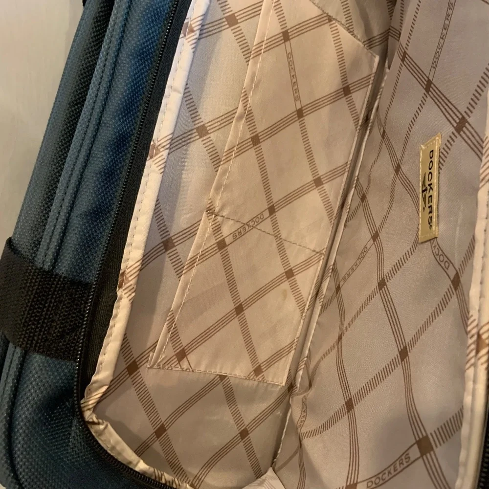 Dockers travel shoulder