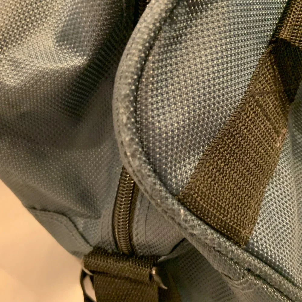 Dockers travel shoulder