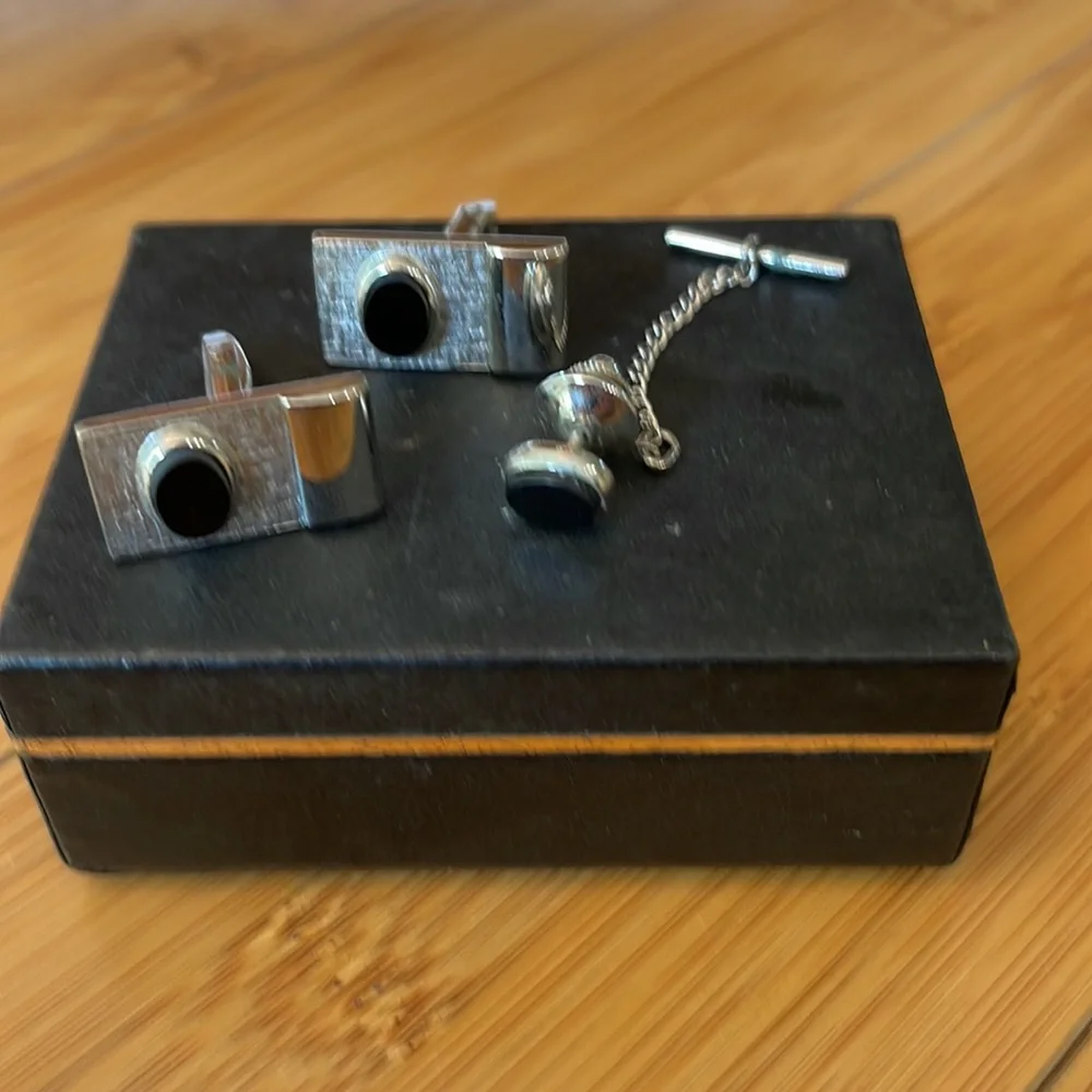 N/A features silver