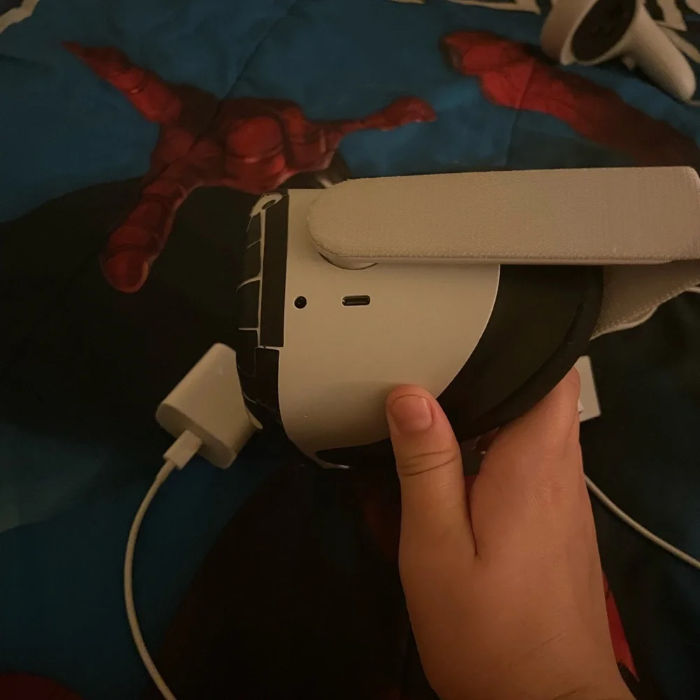 Oculus brand expanding white