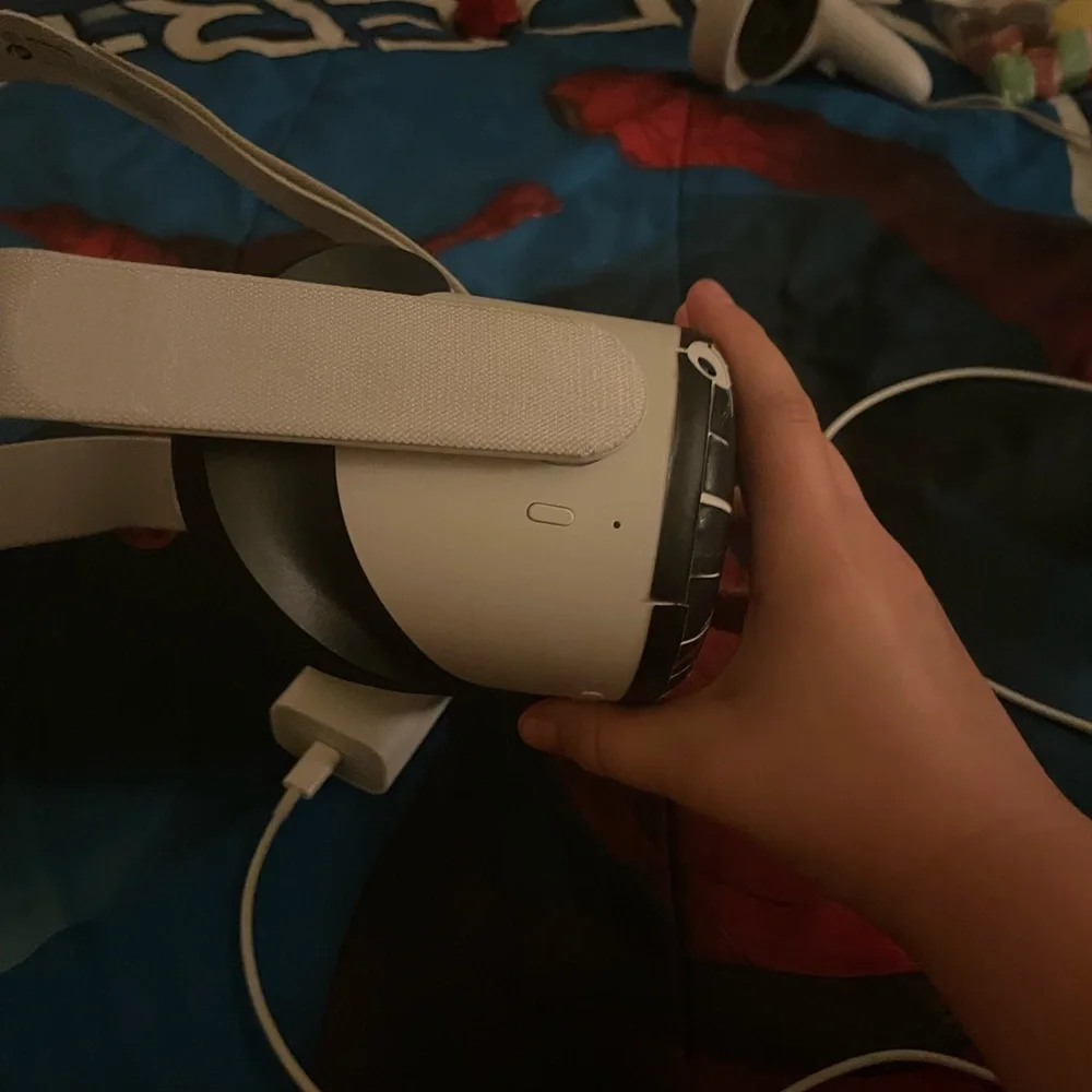 Oculus brand white head