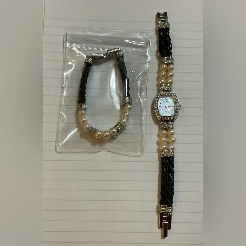 GruenQuartz Japan movement cz. Ladies small about 7’ inches Watch with bracelet