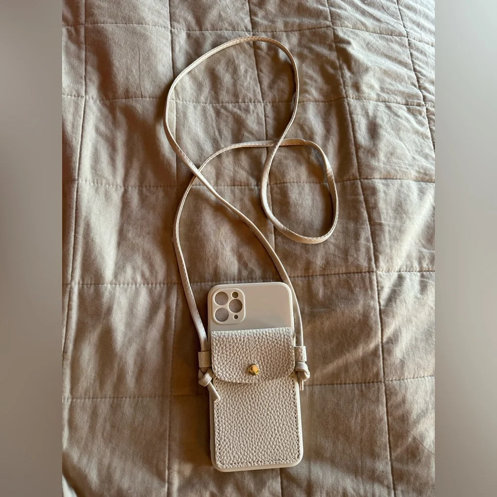 New never used Iphone case that fits 11 pro max 3