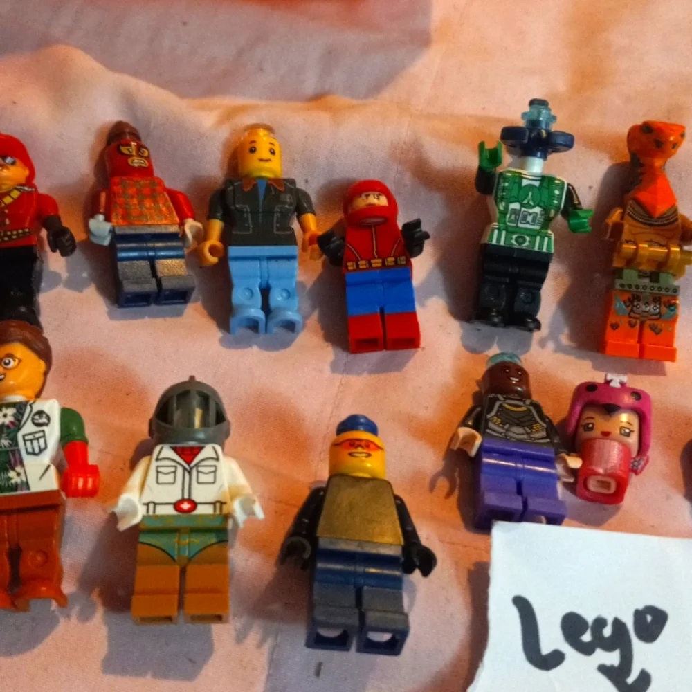 Lego lot 12 This lot has 16 items . It has 15 mini lego people and 1 tow camper
