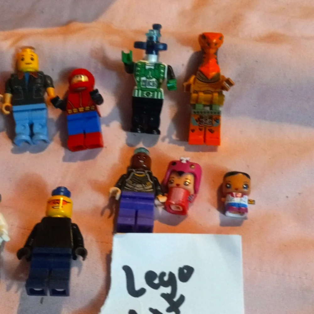 Lego lot 12 This lot has 16 items . It has 15 mini lego people and 1 tow camper