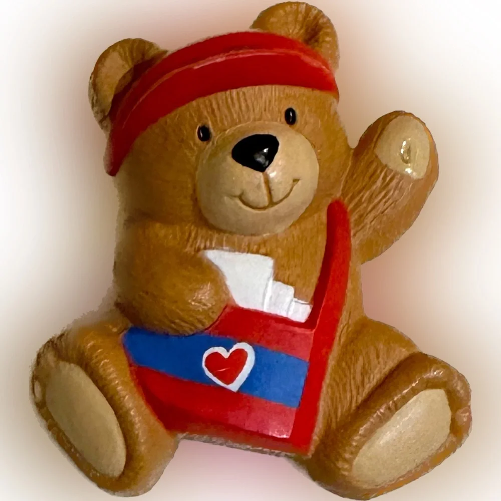 VTG 1990’s HALLMARK VALENTINE TEDDY BEAR MAILMAN BROOCH LOVE HEART JEWELRY 1.5”