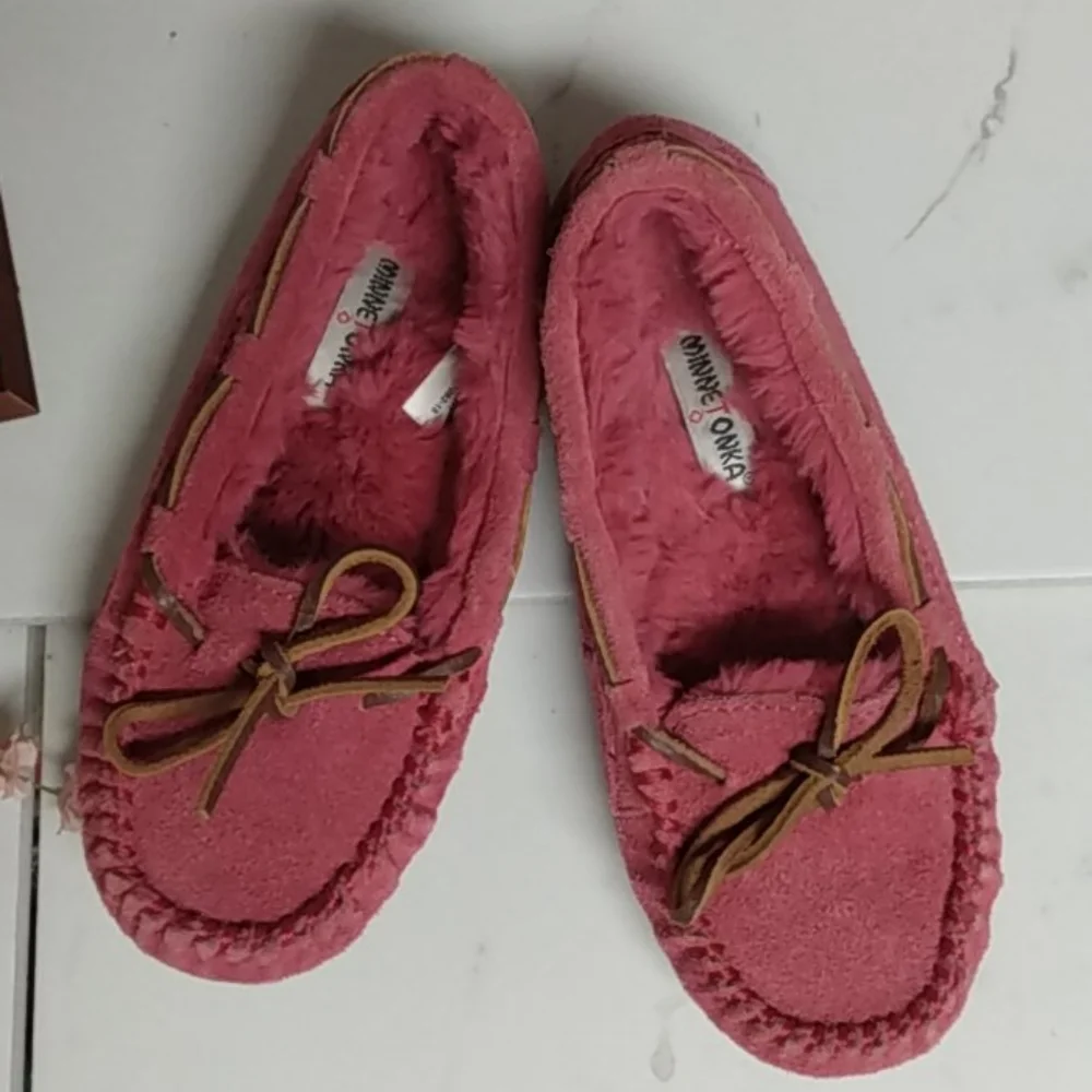 Bubble Gum Pink Minnetonka Moccasins Girls size 2