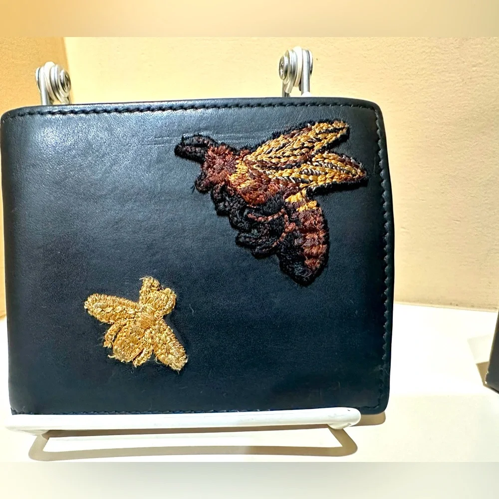 Gucci Bee Bifold Leather Wallet W/built in MoneyClip and Box