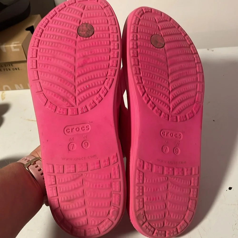 CROCS electric pink