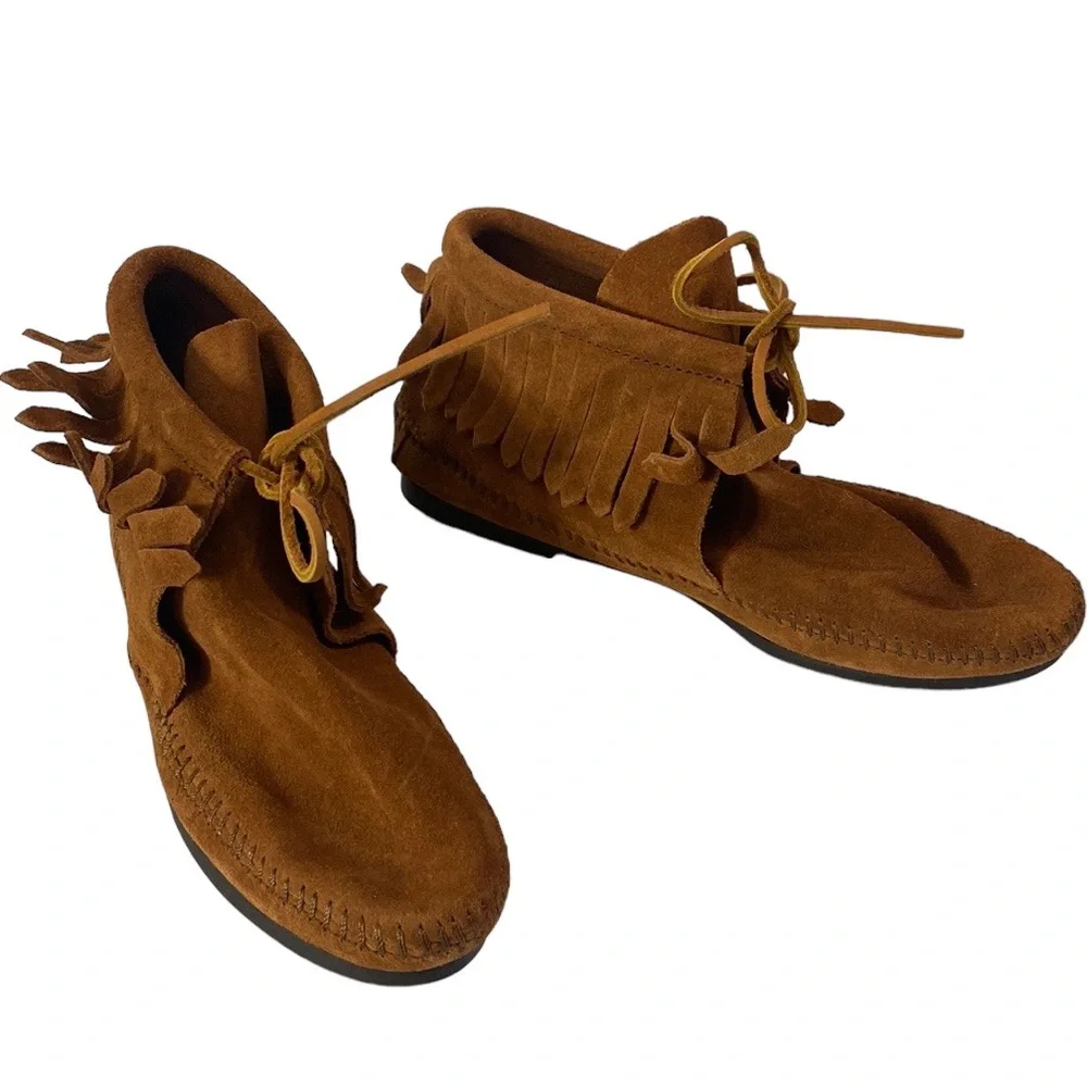 New Minnetonka Classic Fringe Hardsole Moccasin Boot in brown size 6.5