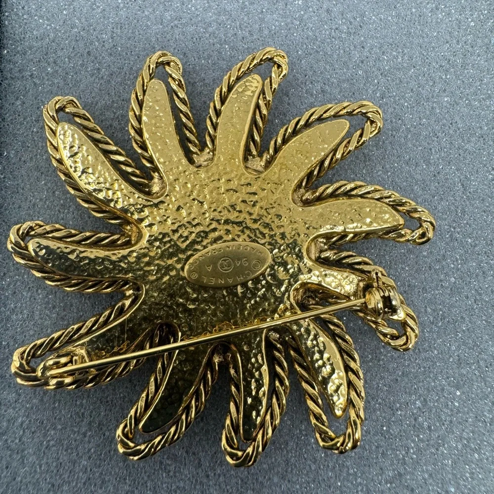 💯Authentic CHANEL Pre-Owned 1986-1988 sun motif CC brooch