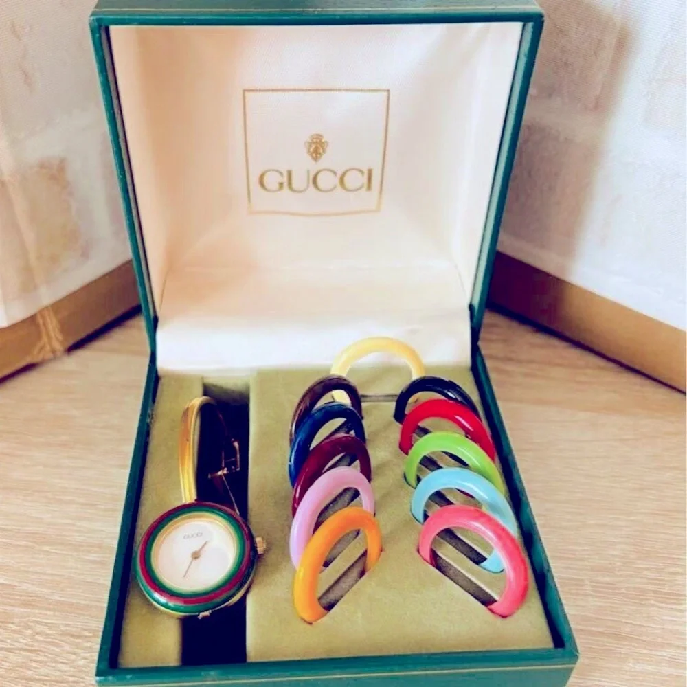 - GUCCI Luxury Statement Watch with the Iconic Red and Green Bezel RARE