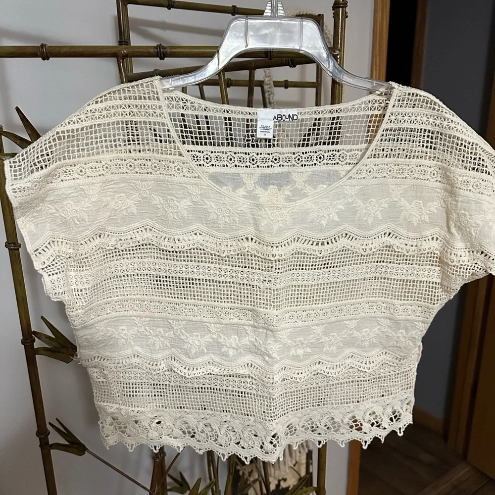 Abound Cropped Boho Lace Top.  NWOT size S.