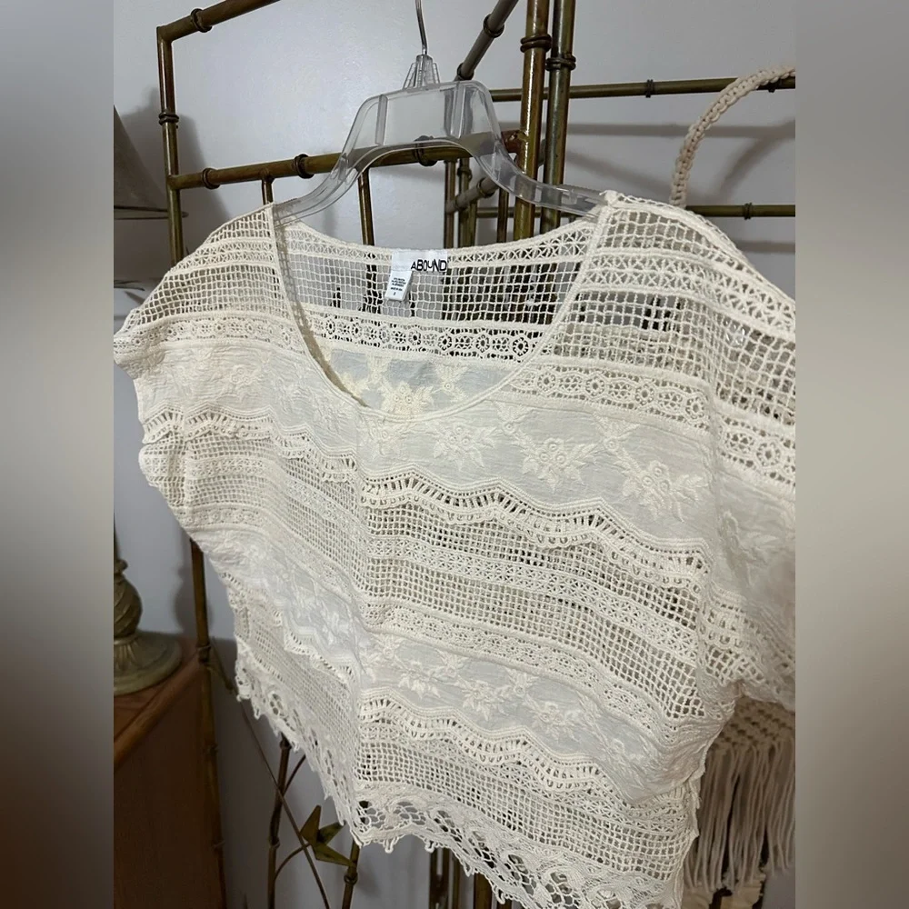 Abound Cropped Boho Lace Top.  NWOT size S.