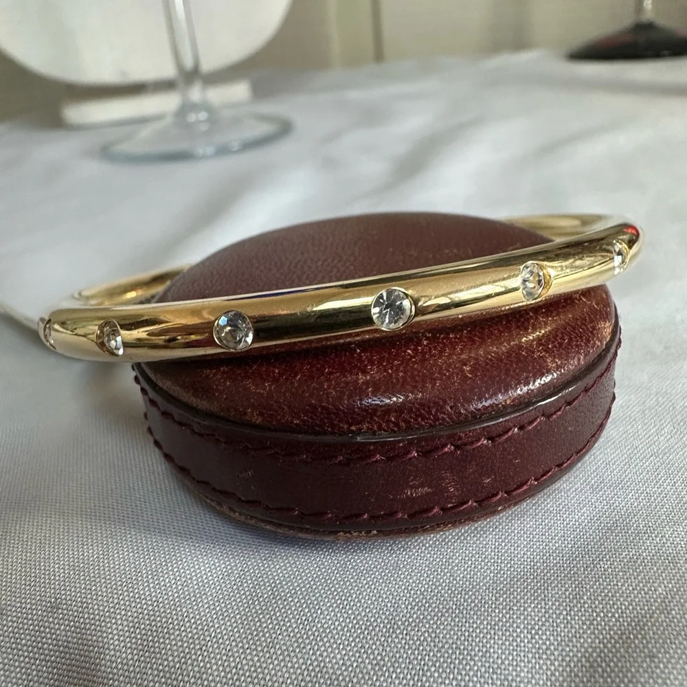 Goldtone bangle with inset etoile Austrian crystal