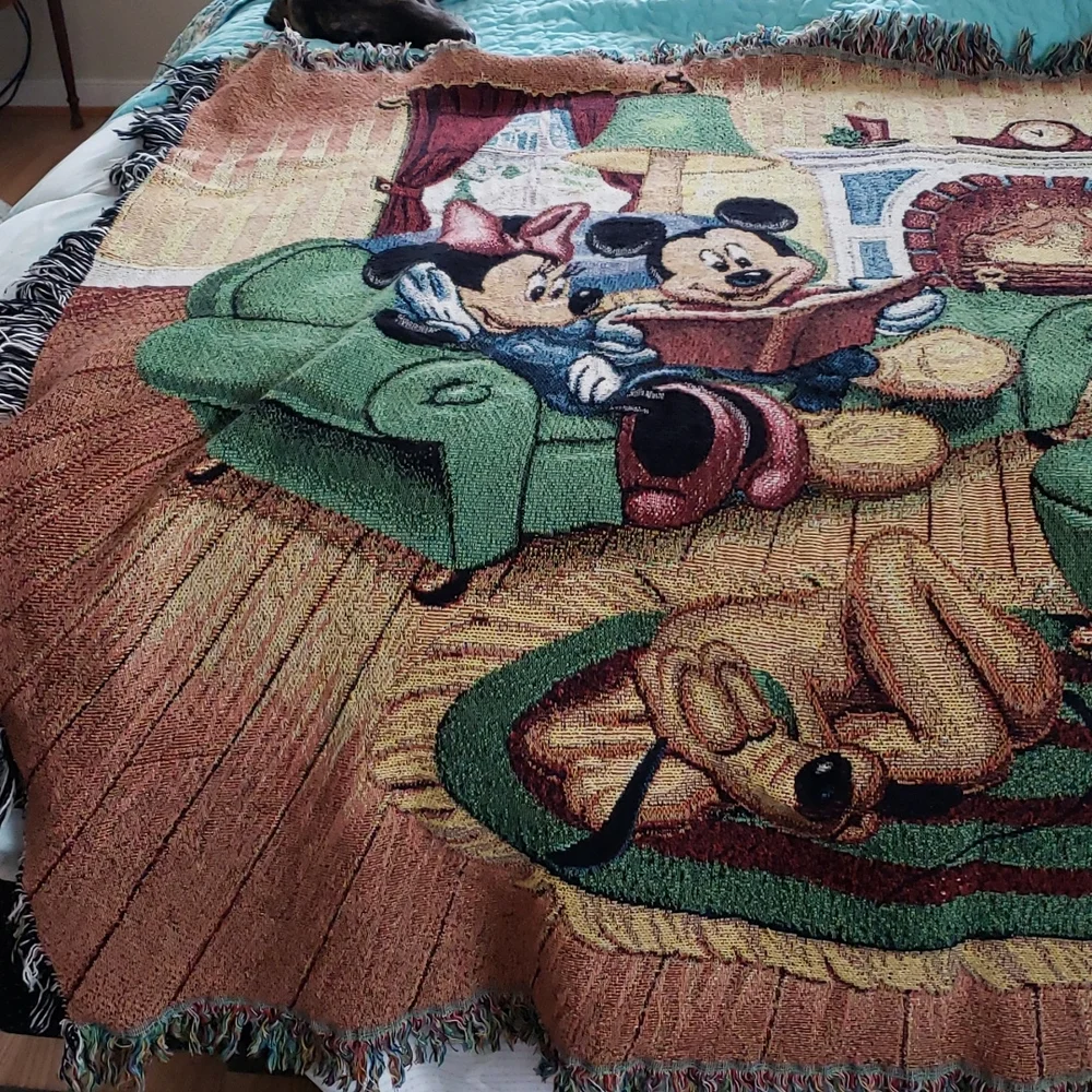Walt Disney World Mickey's Holiday Gathering Woven Knit Throw 60X50