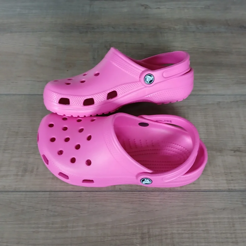 Crocs Classic Clog in Pink. Size J5 (Big Kids 5+)