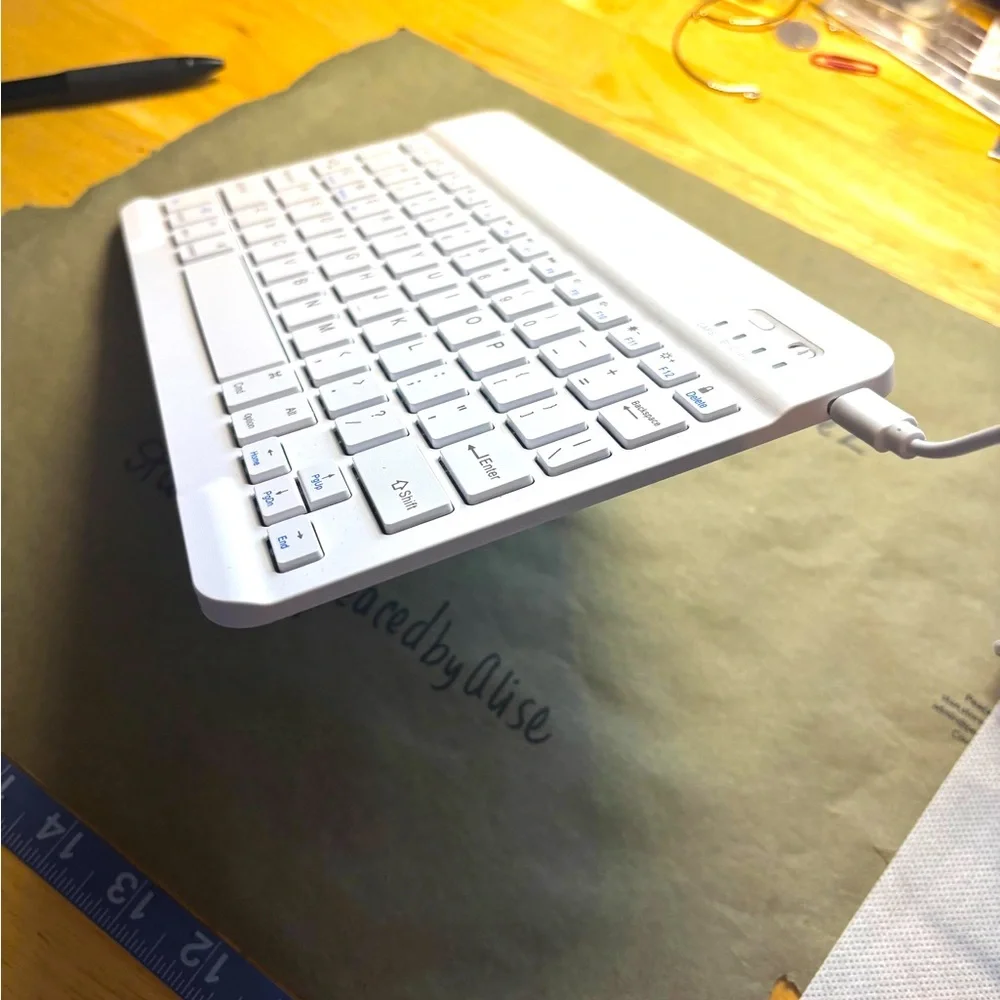BT BlueTooth -Parts Wireless Keyboard USB Connection *for Parts only not working