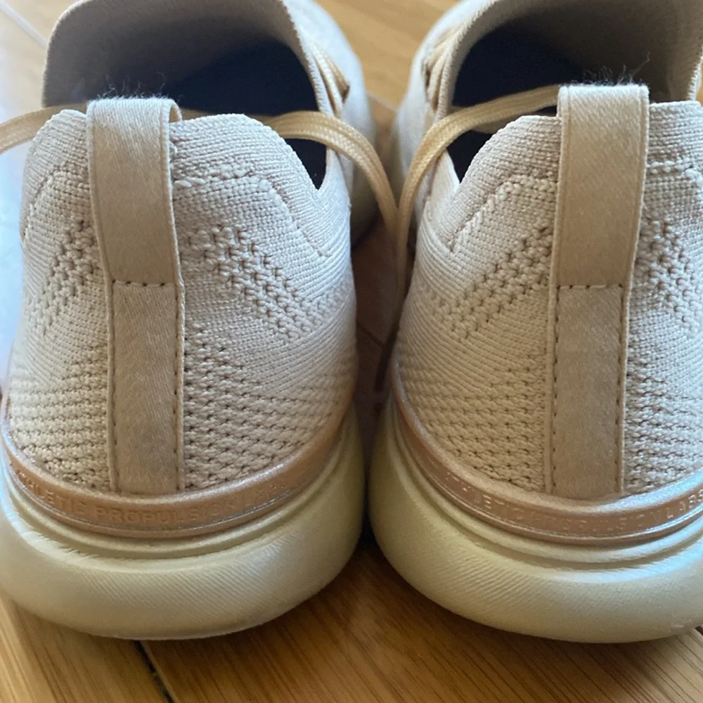 APL beautiful sneaker