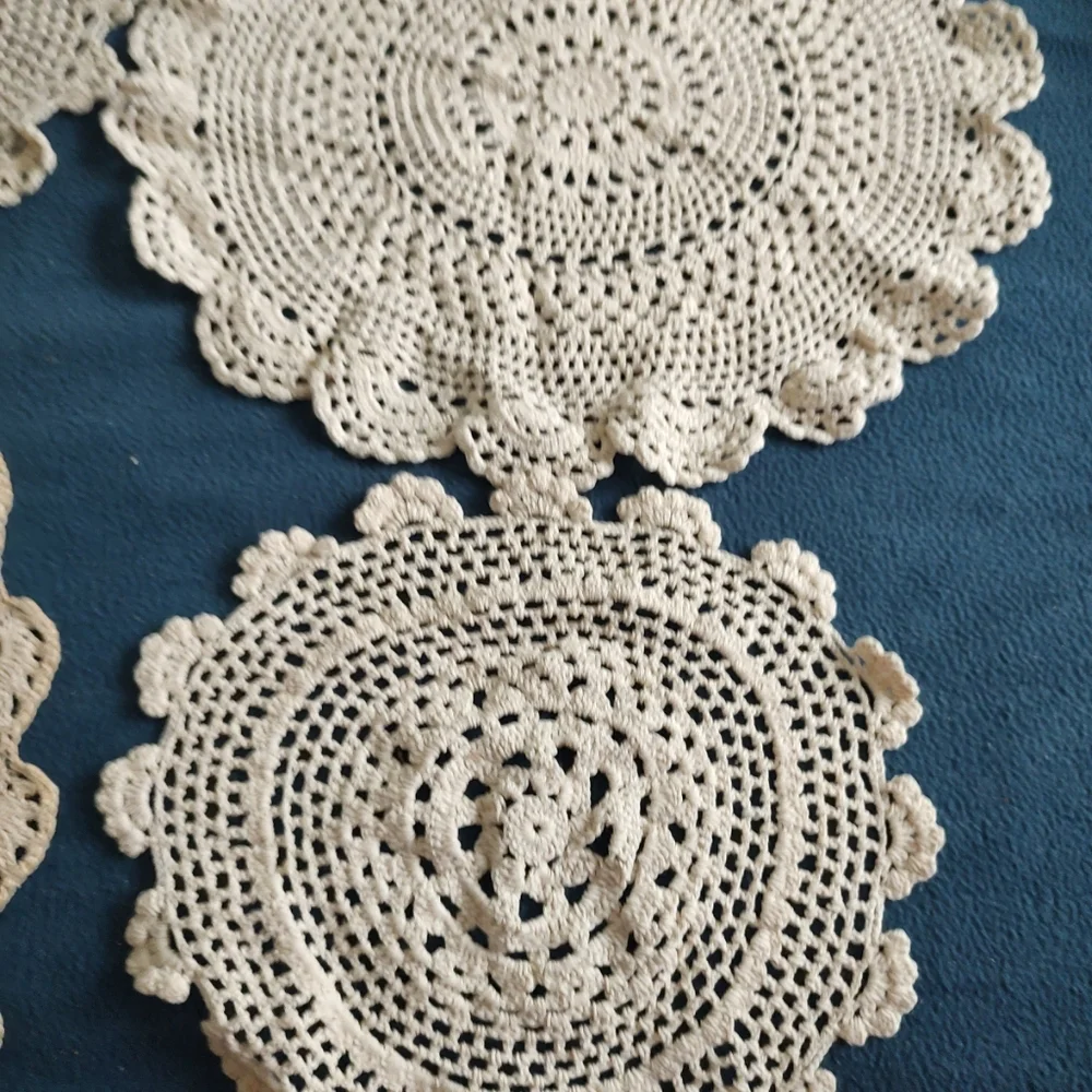 Lot of four vintage crochet beige doilies are made of cotton, 12