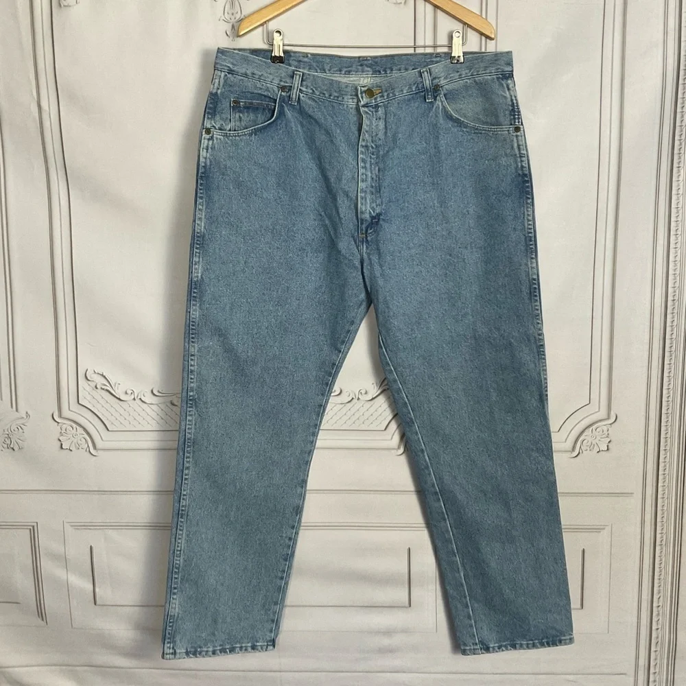 Wrangler Rugged Wear Light Wash Blue Jeans Men’s 42 x 30 Relaxed Fit Denim