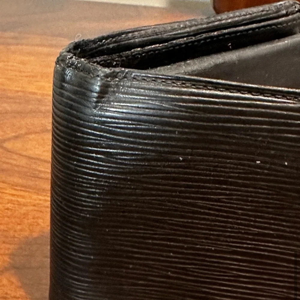 Louis Vuitton Porte Billets Cartes Credit Monnais Wallet Epi Black Bi Fold