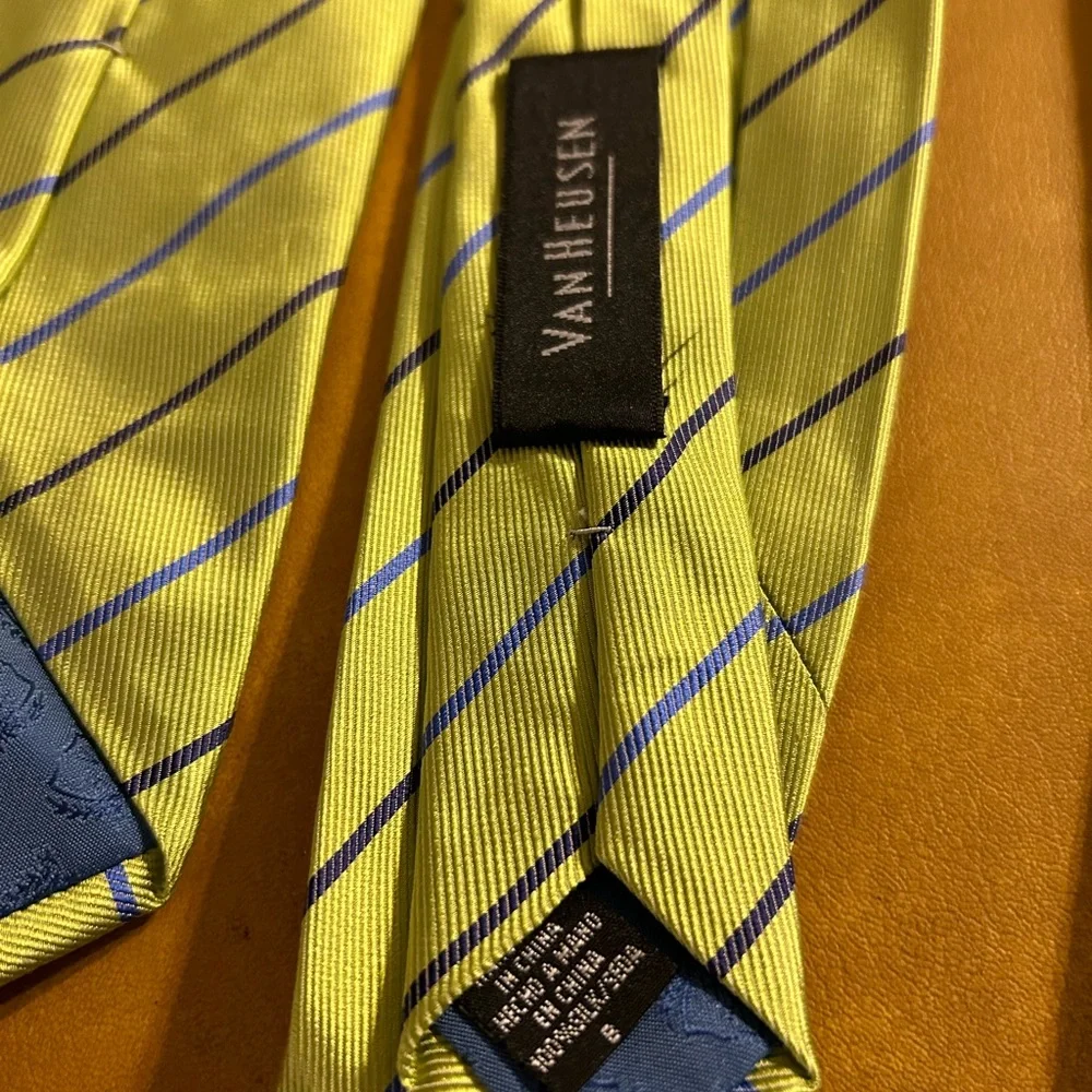 Van Heusen lot neck