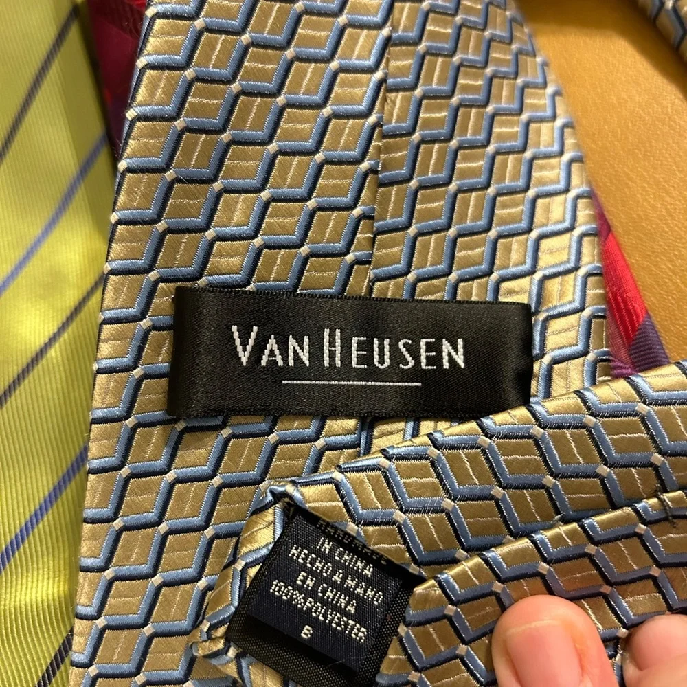 Van Heusen lot neck