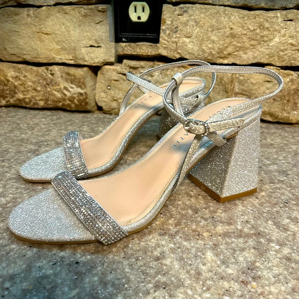 Silver Dress shoe size 7 Kelly & Katie Bechela Wide