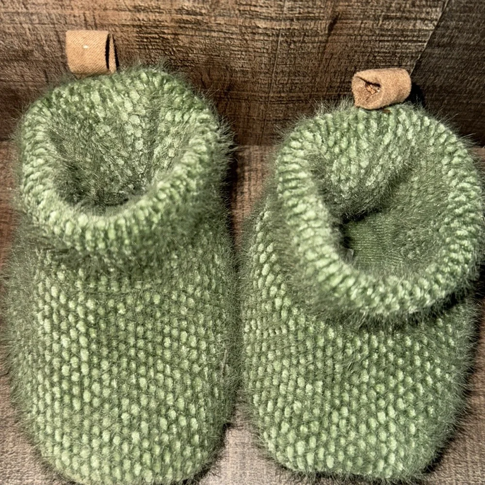 Cozy Green Knit Slippers-size 3-6 months