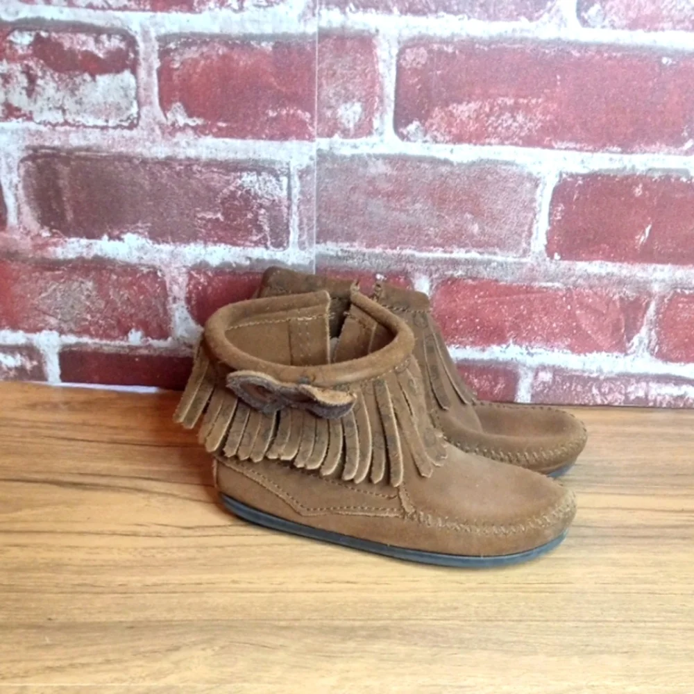Minnetonka Hello Kitty Moccasins Ankle Booties Girls Size 11 Brown Suede
