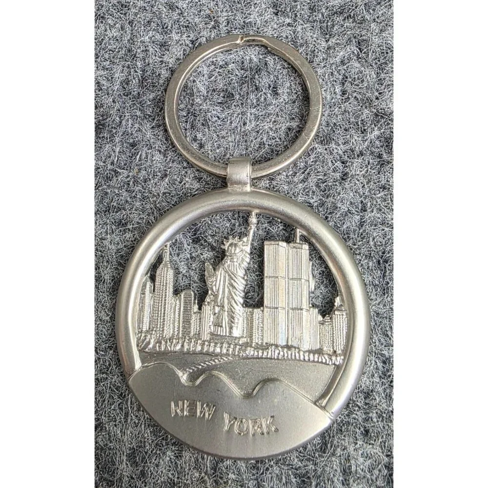New York City Souvenir Keychain With Skyline & Statue Of Liberty Design