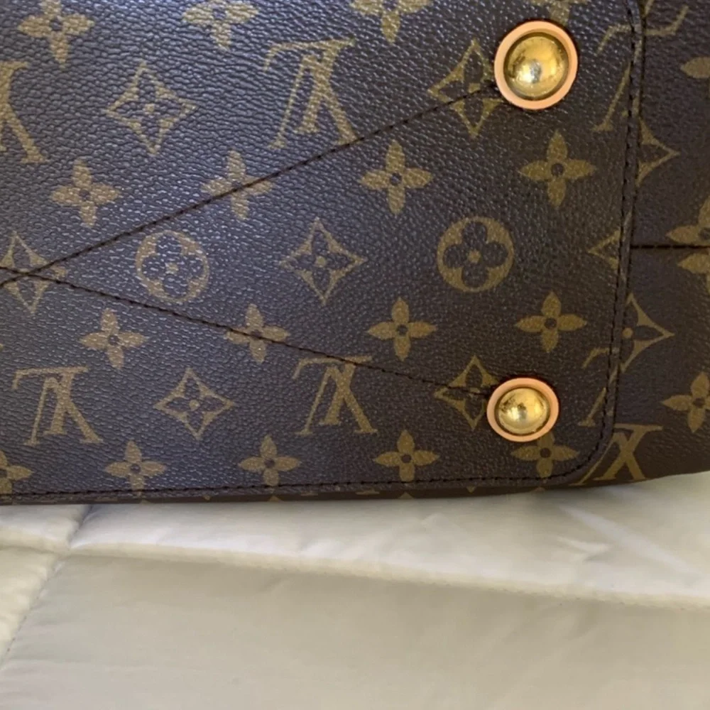 Louis Vuitton excellent elegant