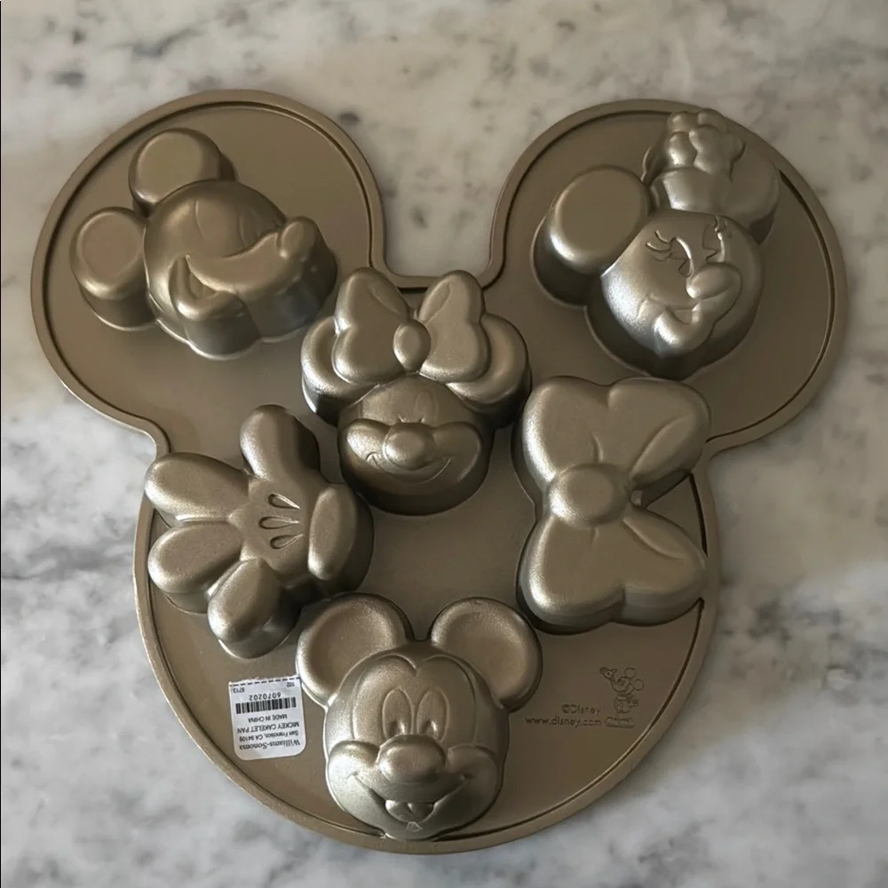 NWT Williams Sanoma Mickey and Minnie Mouse Cast Aluminum Caklet Pan