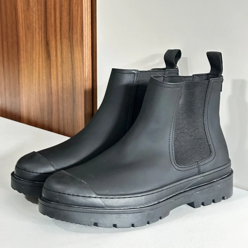 NWT. Zara Men Rubberized Chelsea boots Sz EU 40 US 7