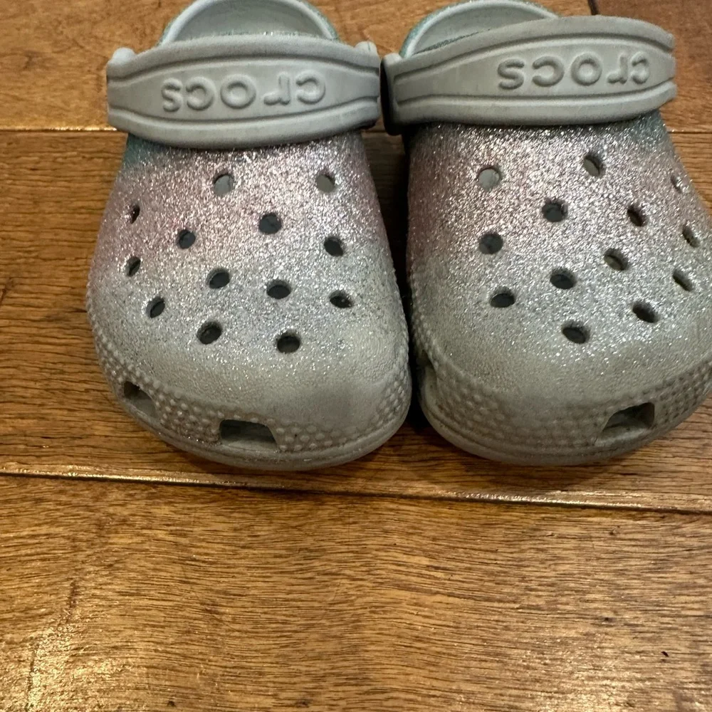 CROCS shimmering silver