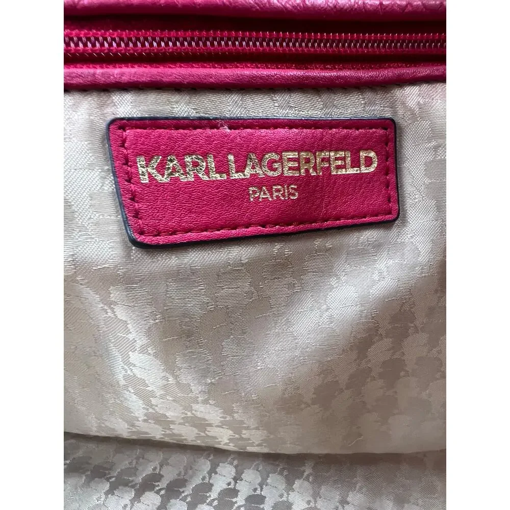 Karl Lagerfeld mild signs