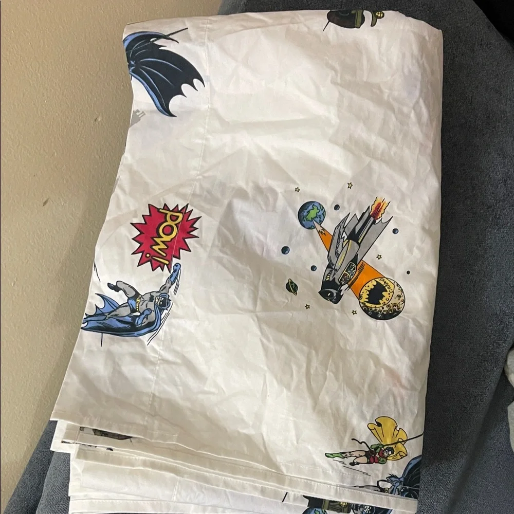 POTTERY BARN KIDS BATMAN & ROBIN WHITE BLUE BLACK RED TWIN FLAT SHEET 60 X 92