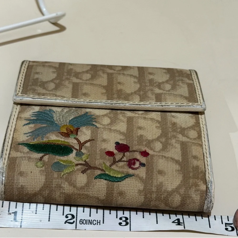 Dior wallet cream