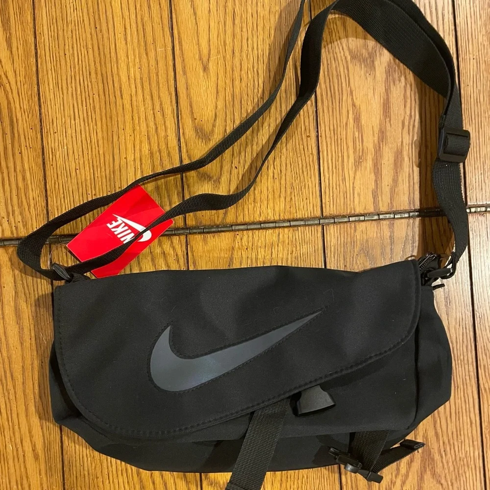 NWT NIKE UNISEX crossbody/messenger bag, black, adjustable strap
