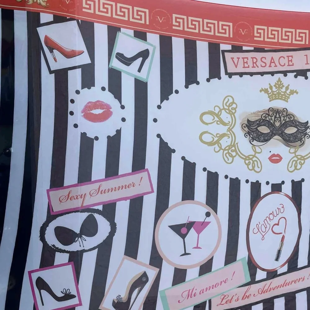 Versace elegant scarf