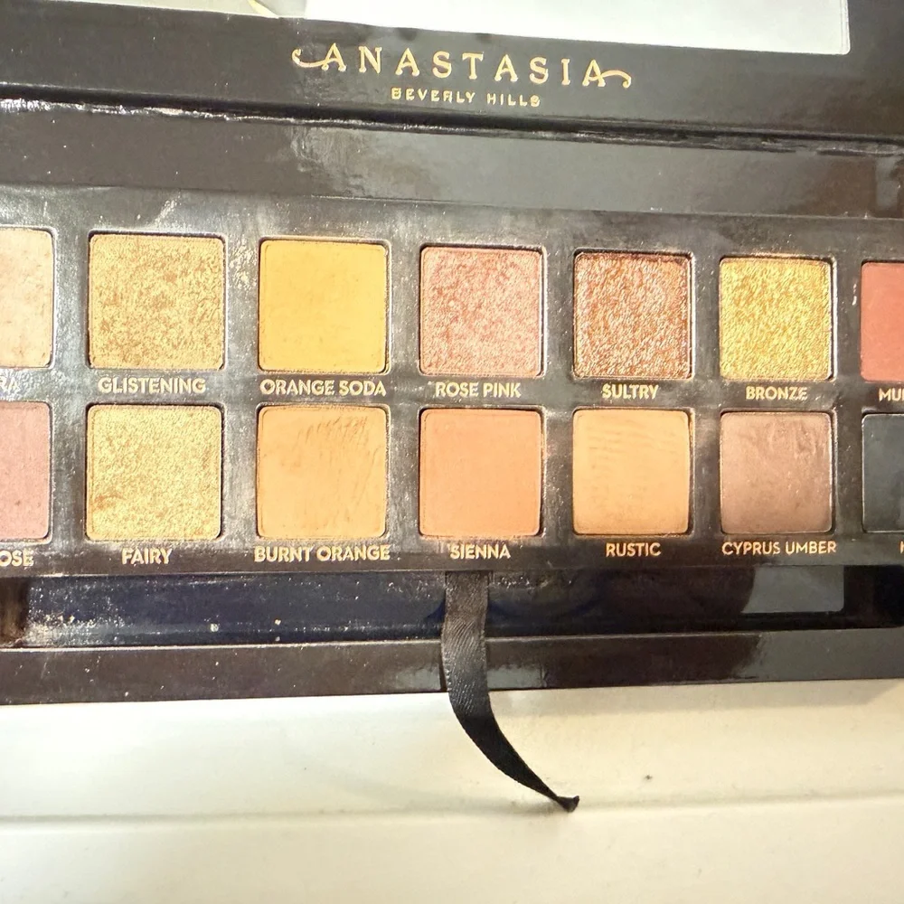 Anastasia elegant gold