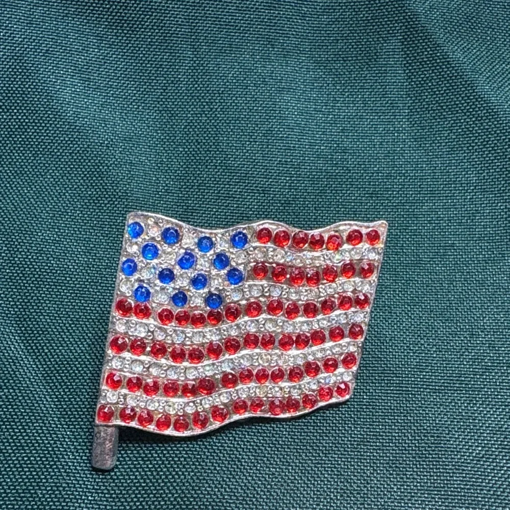 🖤Vintage Patriotic Flag Brooch with Red, Blue, and Silver Crystals🖤