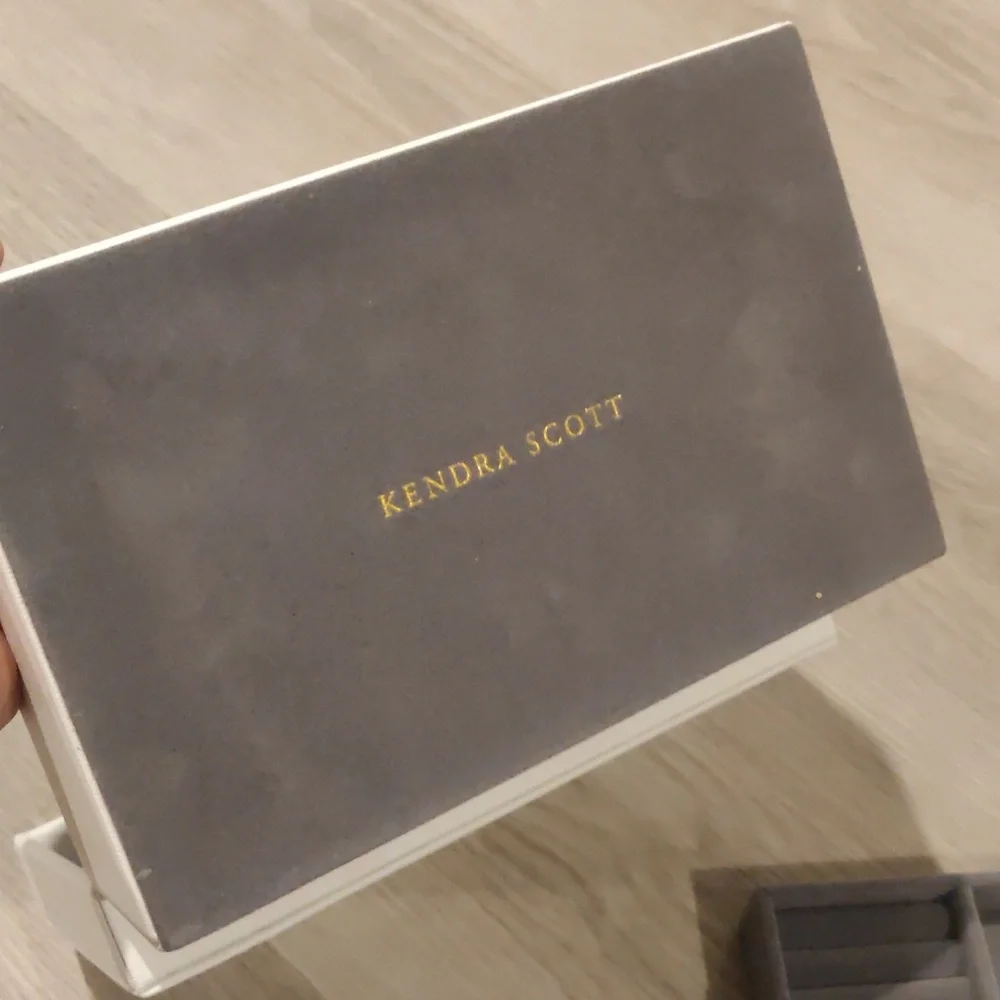 Kendra Scott new flaws