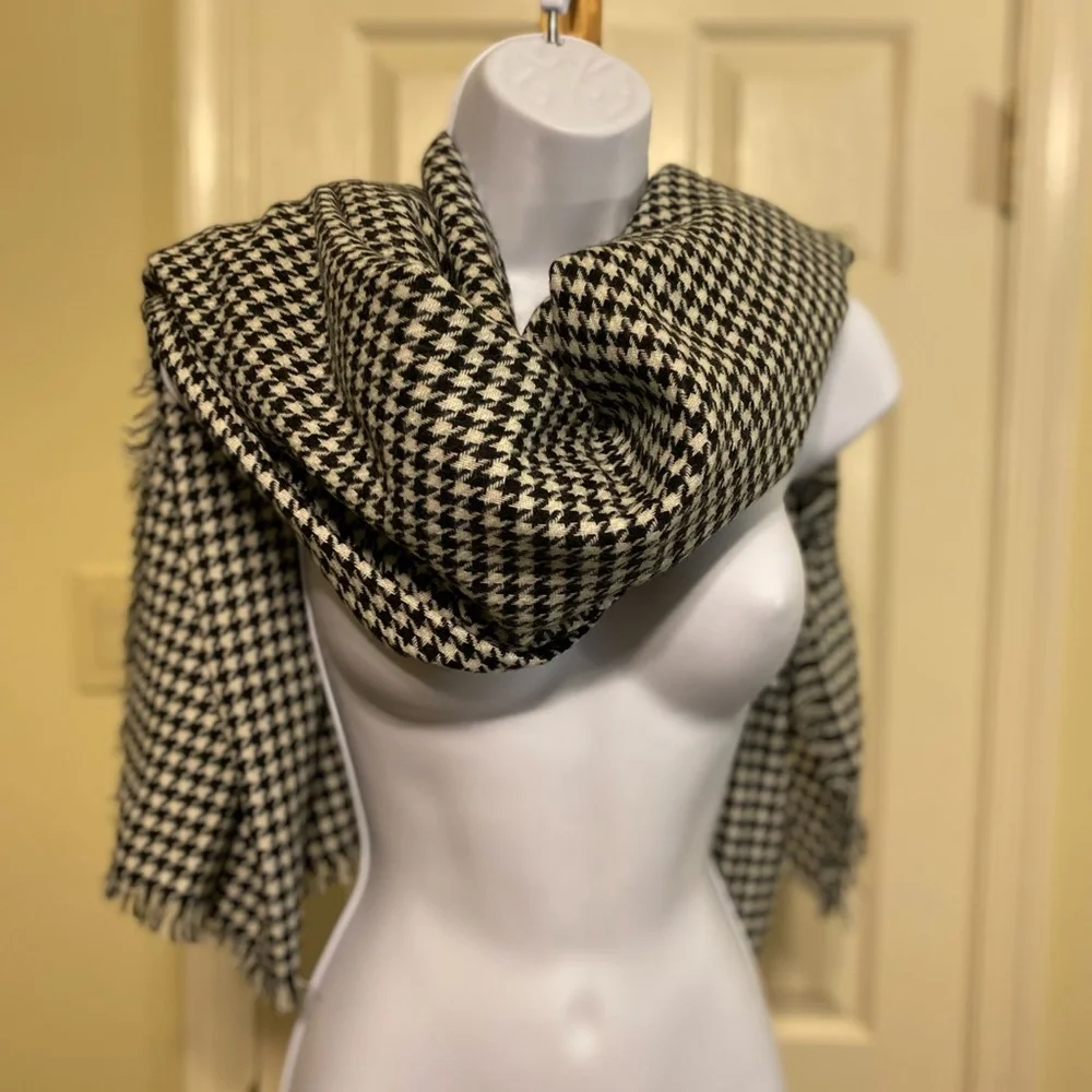 NWOT WB - Unisex Black and White Houndstooth Scarf/Wrap, Size: 57” x 54”