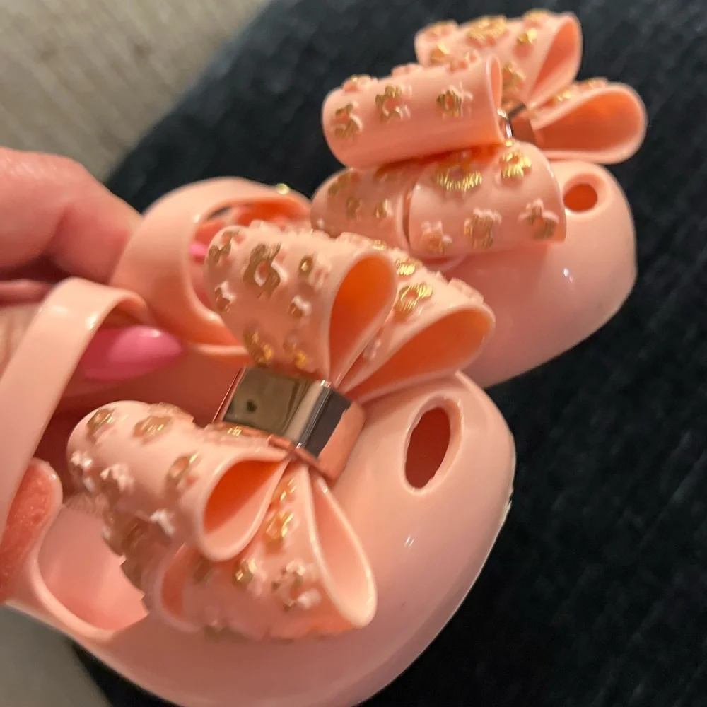 Mini Melissa questions leave
