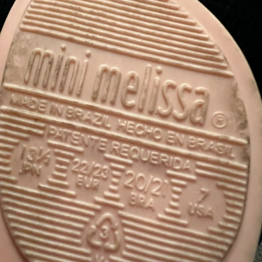 Mini Melissa questions leave