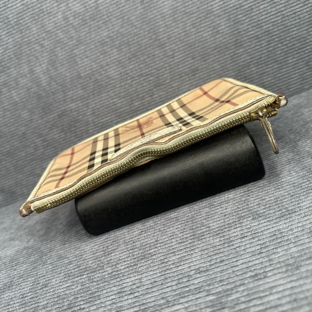 Burberry •additional details•